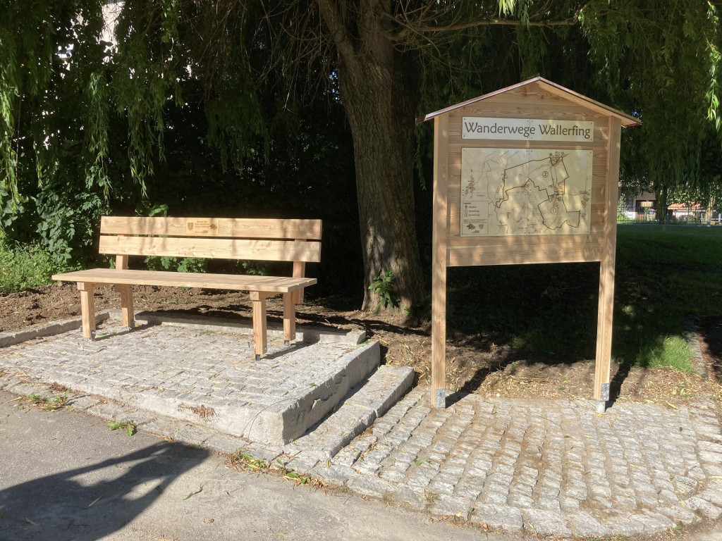 Schautafel mit Ruhebank